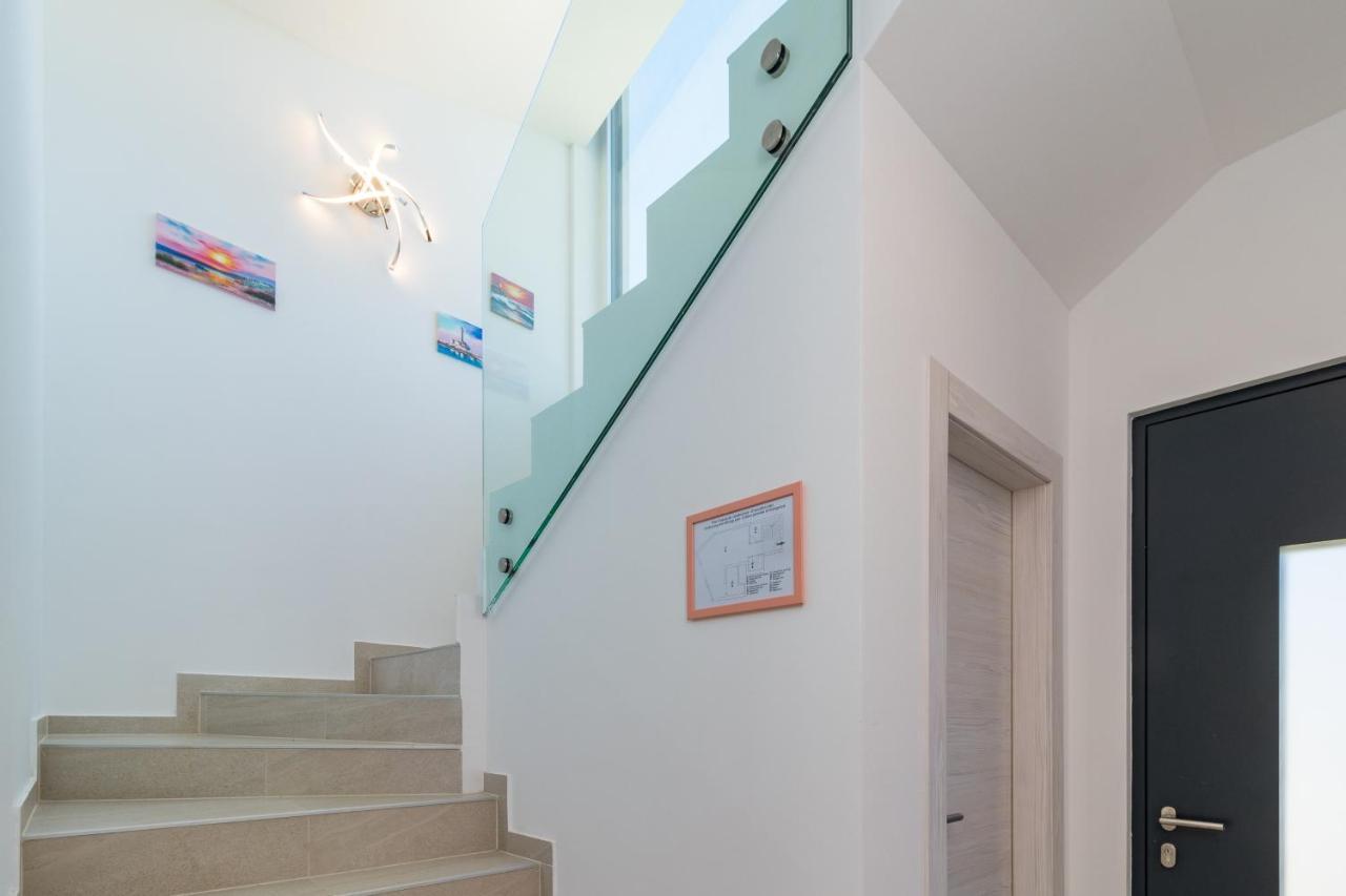 Villa Elena Deluxe Mit Whirlpool Und Beheiztem Pool Am Meer Und Wunderschoenen Blick Auf Die Brijuni Inseln ฟาชานา ภายนอก รูปภาพ