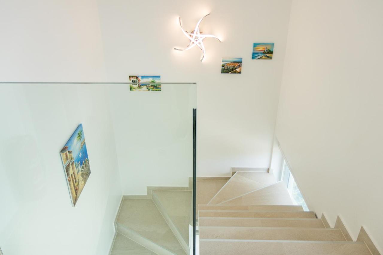 Villa Elena Deluxe Mit Whirlpool Und Beheiztem Pool Am Meer Und Wunderschoenen Blick Auf Die Brijuni Inseln ฟาชานา ภายนอก รูปภาพ