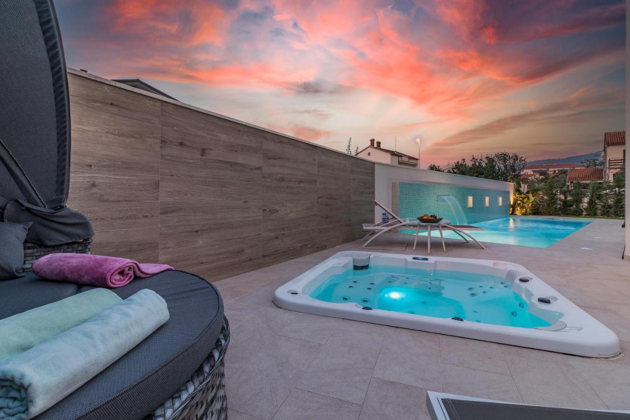 Villa Elena Deluxe Mit Whirlpool Und Beheiztem Pool Am Meer Und Wunderschoenen Blick Auf Die Brijuni Inseln ฟาชานา ภายนอก รูปภาพ